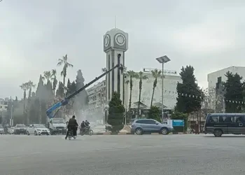 إعادة تأهيل “ساعة كرجية” في حمص بالسفع الرملي