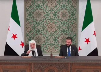 الشيخ أسامة الرفاعي مع الرئيس أحمد الشرع خلال تنصيبه مفتياً للجمهورية العربية السورية