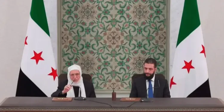 الشيخ أسامة الرفاعي مع الرئيس أحمد الشرع خلال تنصيبه مفتياً للجمهورية العربية السورية