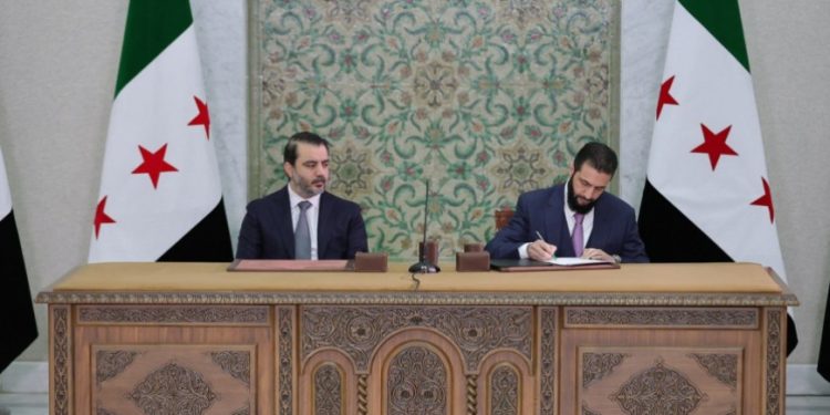 الرئيس السوري يوقع الإعلان الدستوري
