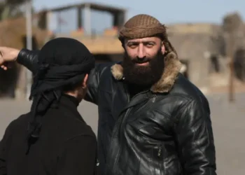 قائد القوات الحكومية الجديدة أحمد العودة يلوّح لأنصاره في بصرى الشام عقب انهيار النظام السابق.