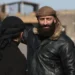 قائد القوات الحكومية الجديدة أحمد العودة يلوّح لأنصاره في بصرى الشام عقب انهيار النظام السابق.