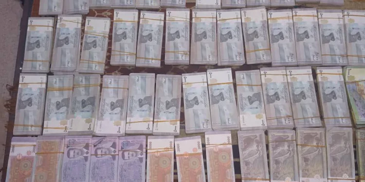 صورة للعملات المزورة المصادرة