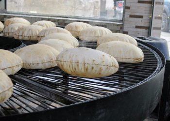عمال الأفران في مدينة إدلب يواصلون عملهم خلال عطلة العيد لتأمين الخبز للأهالي.