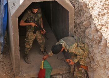 نفق لـ"قسد" قرب مدينة تل أبيض شمالي الرقة AFP