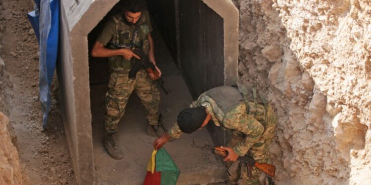 نفق لـ"قسد" قرب مدينة تل أبيض شمالي الرقة AFP